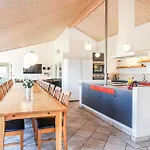 Сasa de vacaciones Awesome Home In Spottrup With Sauna