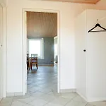 Сasa de vacaciones Awesome Home In Spottrup With Sauna